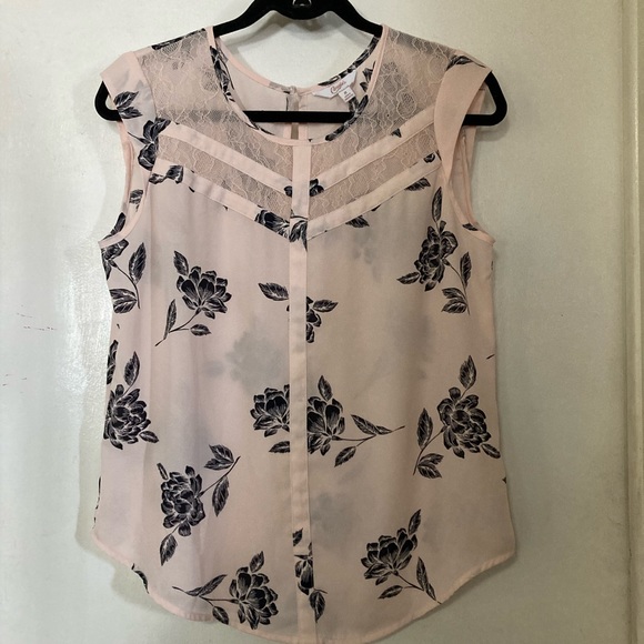 Tops - Beautiful floral blouse, women’s size medium.